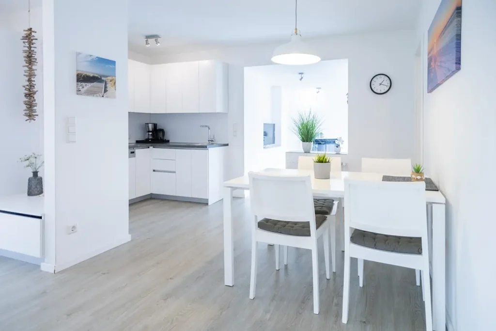 Seaside Wangerooge Wohnung 2 Küche mit Essbereich und Uhr