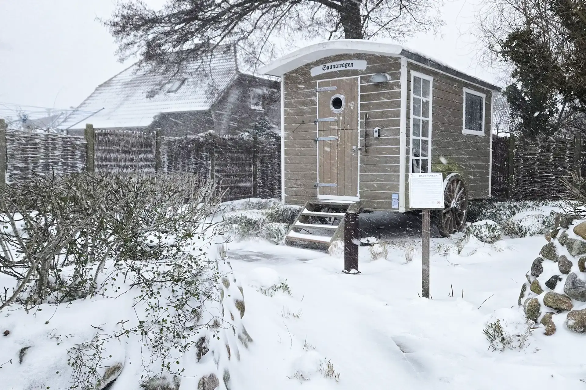 Seaside Wangerooge Gartenbereich - Saunawagen im Winter Steingarten